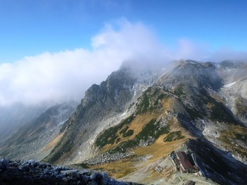 SS⑭眼下の一の越山荘と雲かかる浄土山CIMG6910.jpg